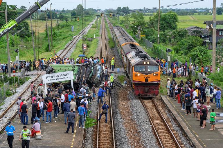 Trem atinge ônibus que ia a templo budista e deixa 20 mortos na Tailândia