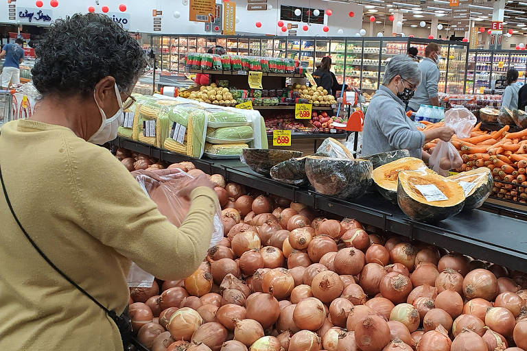 Preços dos alimentos sobem menos em março, mas ainda pressionam consumidor