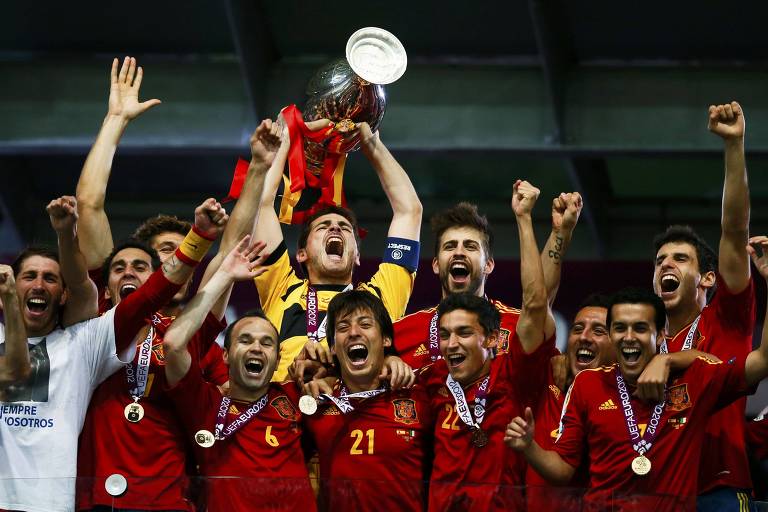 Casillas levanta o troféu do bicampeonato da Eurocopa conquistado pela Espanha, em 2012, após bater a Itália na final, em Kiev, na Ucrânia