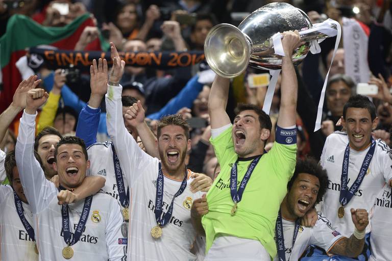 Casillas ergue a taça da Champions League 2013/14, conquistada pelo Real Madrid sobre o rival Atlético de Madrid
