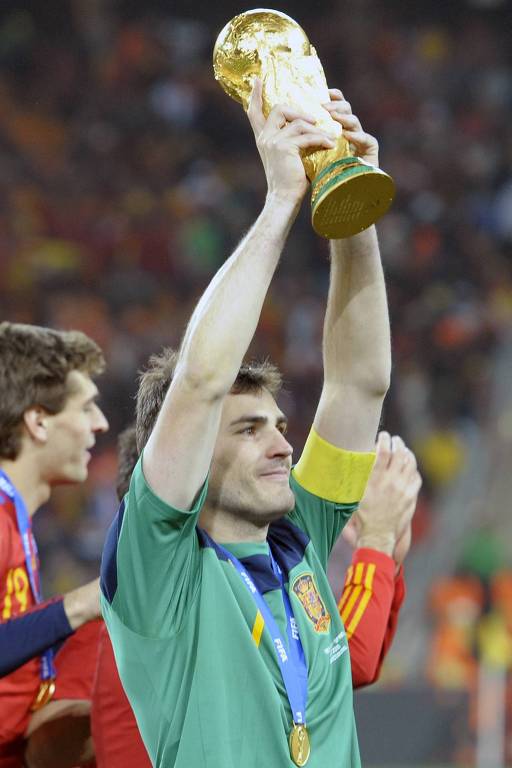 O goleiro espanhol segura o troféu da Copa do Mundo de 2010, vencida pela Espanha