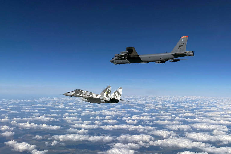 Um bombardeiro com capacidade nuclear B-52 americano voa com um MiG-29 da Ucrânia em exercício conjunto
