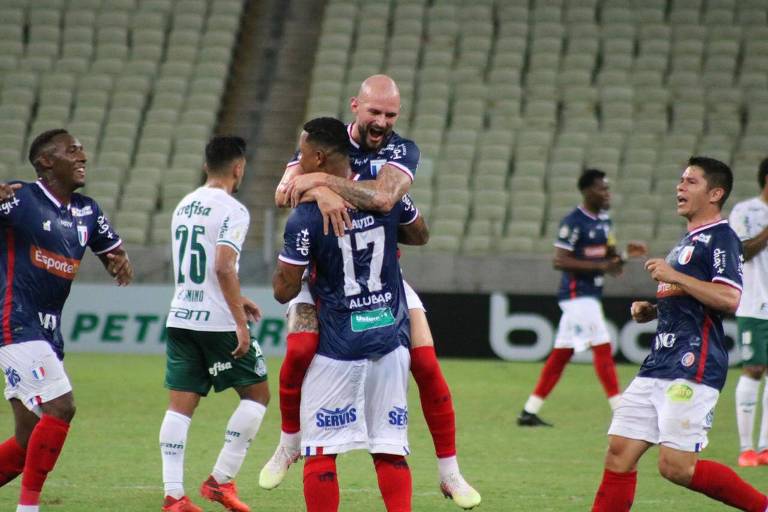 O atacante David comemora com Marlon um dos gols do Fortaleza na vitória sobre o Palmeiras, pelas 17ª rodada do Campeonato Brasileiro