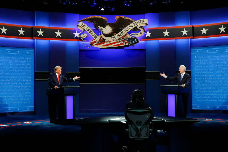 O presidente americano, Donald Trump, à esq., e o ex-vice-presidente Joe Biden durante o último debate eleitoral da disputa pela Casa Branca