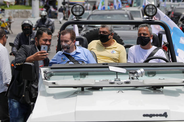 O candidato a prefeito de São Paulo Celso Russomanno, que defende a criação de um auxílio emergencial paulistano, em carreata no Grajaú, na zona sul da capital