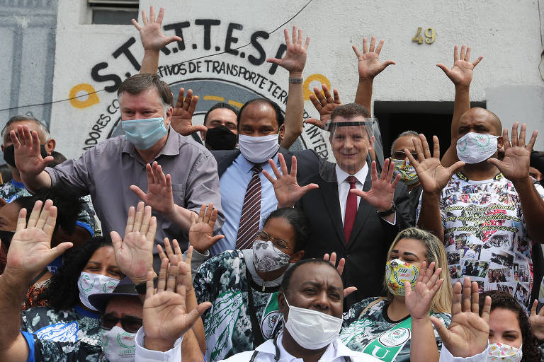 Candidatos geram aglomerações e tiram máscaras em campanha de rua