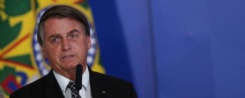 BRASILIA, DF,  BRASIL,  28-10-2020, 16h00: O presidente Jair Bolsonaro, ao lado da primeira dama Michelle Bolsonaro, do vice presidente Hamilton Mourão, e dos ministros Luiz Eduardo Ramos (Secretaria de Governo), Braga Netto (Casa Civil) e Jorge Oliveira (Secretaria Geral), durante evento em comemoração ao dia do servidor, no Palácio do Planalto. (Foto: Pedro Ladeira/Folhapress, PODER)