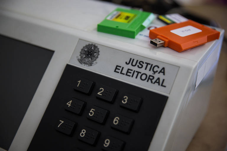 Urnas para eleições municipais são preparadas para transporte