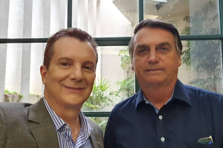 O presidente Jair Bolsonaro e o candidato à Prefeitura de São Paulo Celso Russomanno (Republicanos) durante encontro no aeroporto nesta sexta-feira (30)