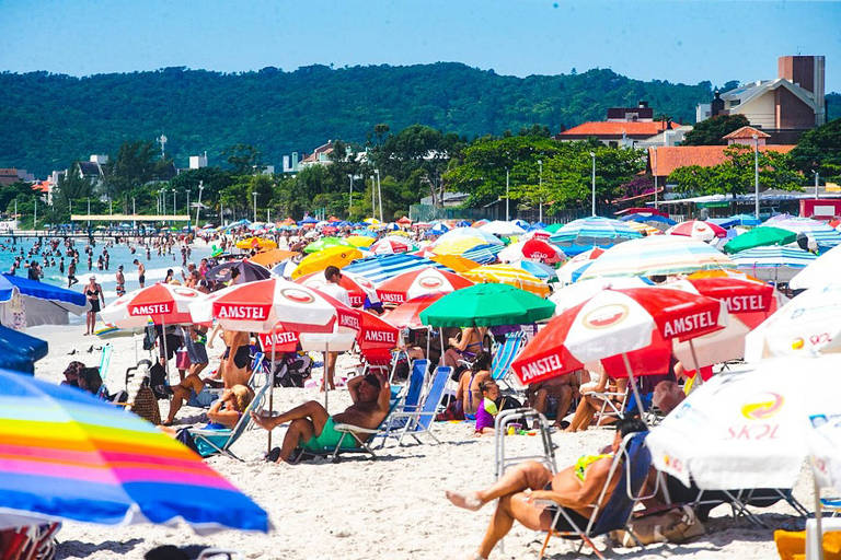 Com praia lotada em feriados, Florianópolis vê aumento de casos de Covid-19