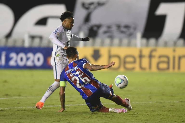 Marinho disputa bola em lance da partida do Santos com o Bahia, na Vila Belmiro