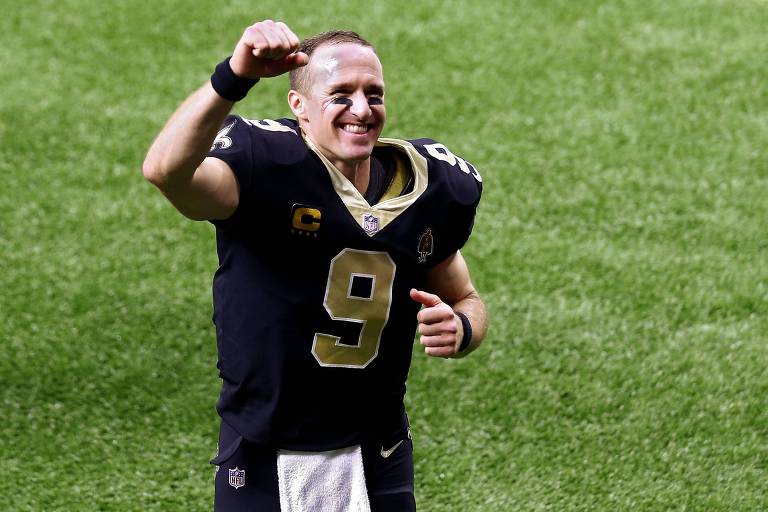 Drew Brees comemora com o braço no ar