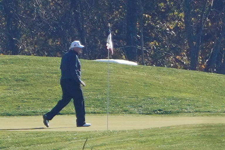 Na Virgínia, o presidente Donald Trump joga golfe no momento do anúncio da vitória de Biden