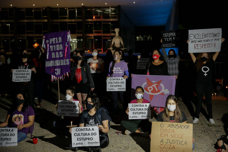 Mulheres integrantes de movimentos sociais fazem manifestação por justiça no caso Mariana Ferrer 