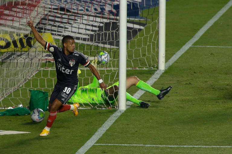 Brenner jogador do São Paulo comemora seu gol durante partida contra o Goiás no estádio Morumbi pelo Brasileirão