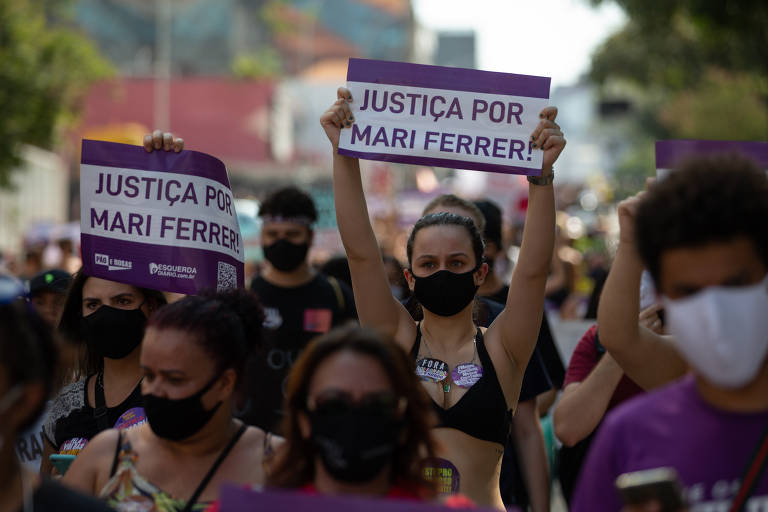 Feministas fazem manifestação por justiça no caso Mari Ferrer