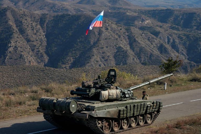 Tanque russo que integrará a força de paz de Nagorno-Karabakh se aproxima da fronteira da Armênia