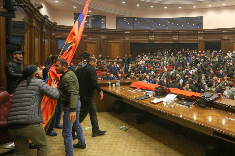 Manifestantes discutem após invadir plenário do Parlamento da Armênia para protestar contra o acordo de paz