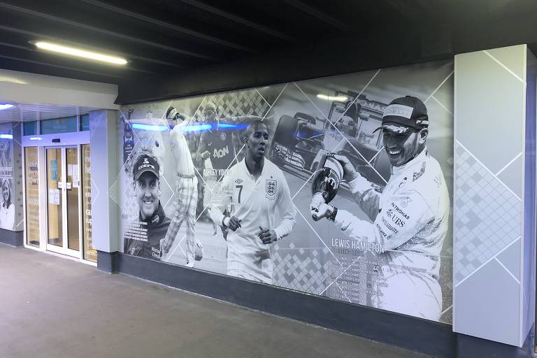 Saída da estação de trem de Stevenage tem fotos de atletas ilustres que nasceram na cidade, entre eles Lewis Hamilton