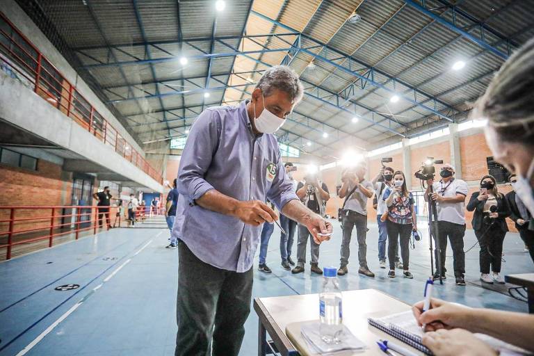 Candidato a prefeito de Porto Alegre Sebastião Melo durante a votação
