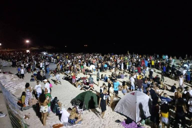 Luau reúne 2.000 pessoas no Arpoador, no Rio, durante a pandemia