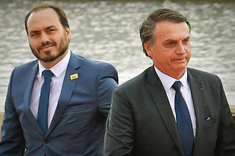 Alvo da PF, Carlos Bolsonaro também é investigado por 'rachadinha', fake news e milícia digital