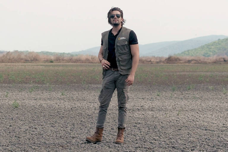 Luan Santana veste a camisa da Nat Geo em nome da transmissão de SOS Pantanal