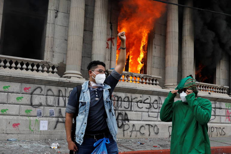 Manifestantes pedem renúncia do presidente da Guatemala e incendeiam Congresso