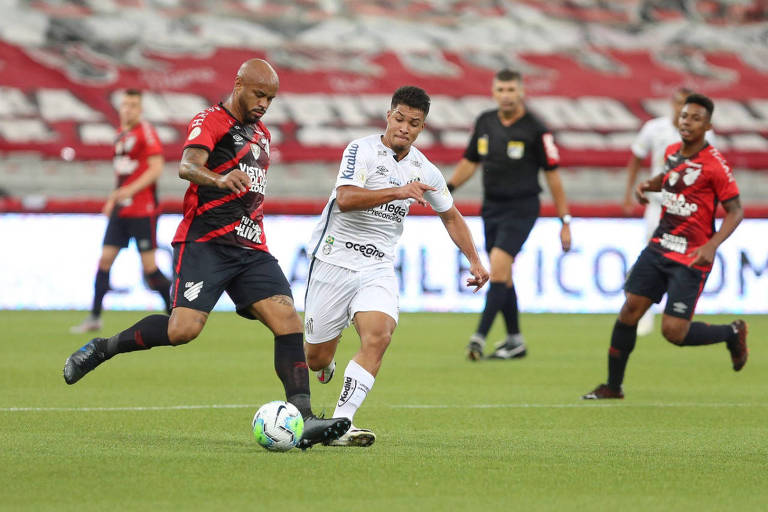 O atacante Marcos Leonardo, do Santos, chega para tentar desarmar o zagueiro Thiago Heleno, do Athletico-PR, que anotou o gol da vitória do Furacão, no duelo disputado na Arena da Baixada, em Curitiba