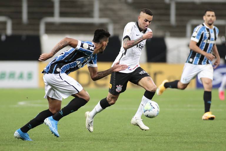 Luan, do Corinthians, corre com a bola e é perseguido por Rodrigues