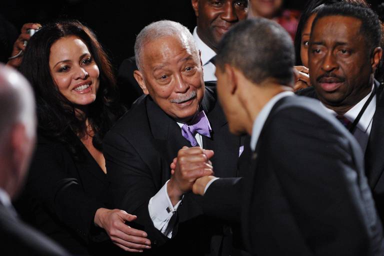 O ex-prefeito de Nova York David Dinkins cumprimenta o então presidente dos EUA, Barack Obama, em baile de gala em Nova York