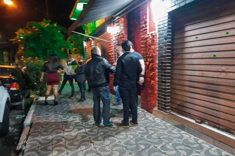 Jovens ignoram riscos e invadem madrugada em bares e baladas