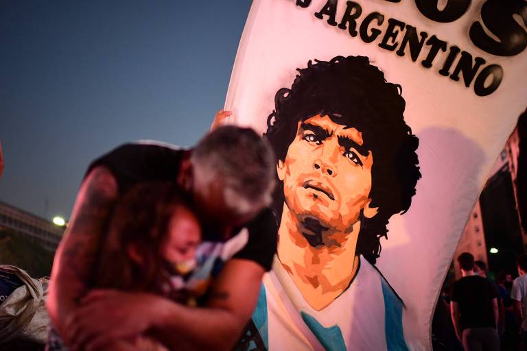 Não podemos nos esquecer das bolas fora que Maradona já deu fora de campo