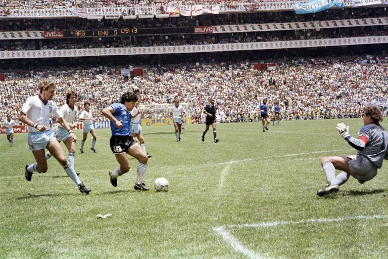 Maradona queria passar a bola, mas sempre tinha um inglês pela frente