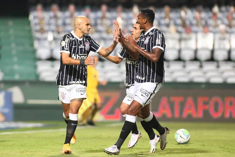 O lateral Fábio Santos (esq.) comemora o seu gol, com Jô, após cobrar pênalti na vitória do Corinthians sobre o Coritiba por 1 a 0, em Curitiba, pelo Brasileiro