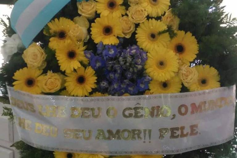 Pelé exalta genialidade de Maradona em coroa de flores