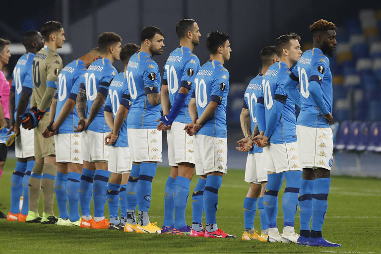 Jogadores do Napoli entram em campo com a 10 de Maradona