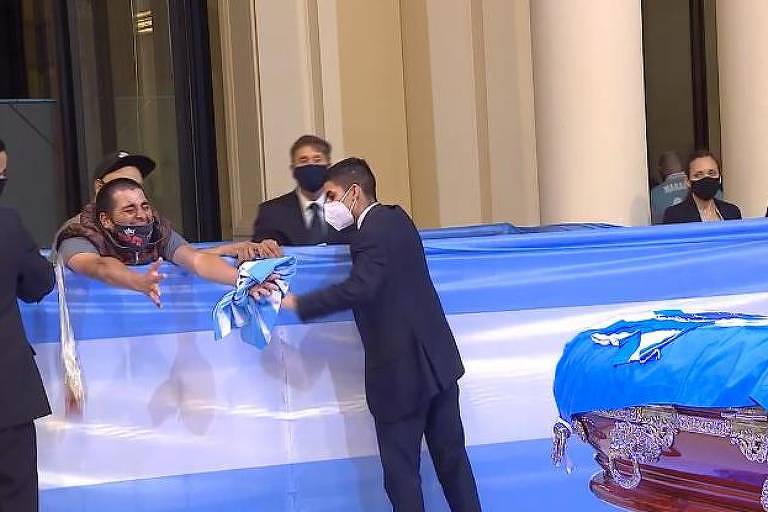 Transmissão do velório de Maradona mostra desespero de fãs e clima de estádio