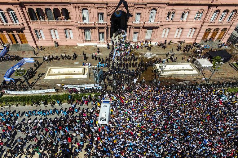 Velório de Maradona gera críticas por vandalismo e descaso com pandemia