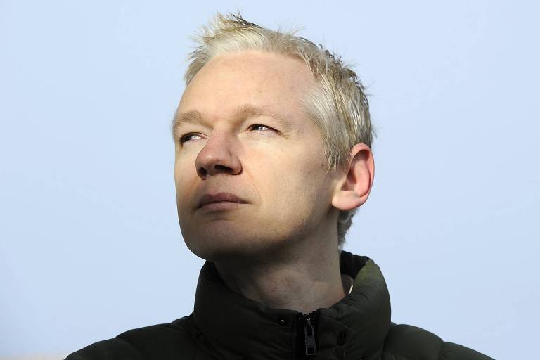 Julian Assange, fundador do WikiLeaks, durante entrevista coletiva na parte externa do Ellingham Hall, em Norfolk