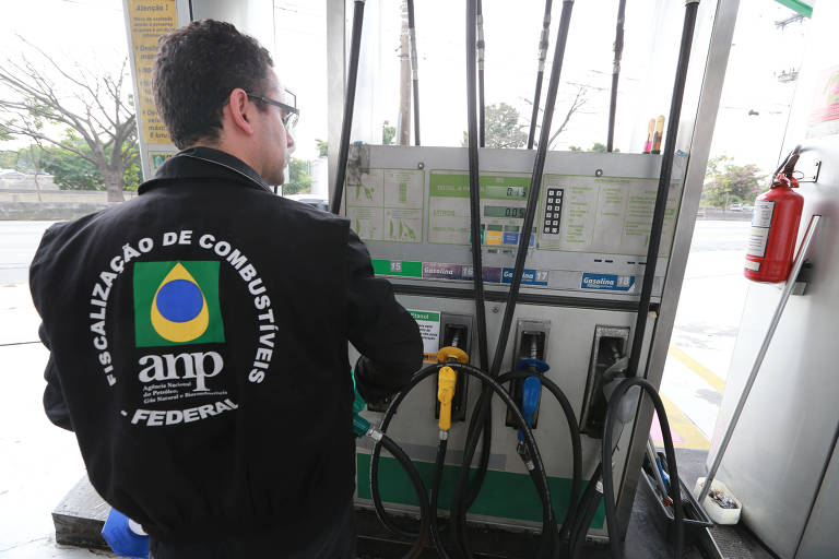 Agentes de fiscalização da ANP durante rondas em postos de combustíveis