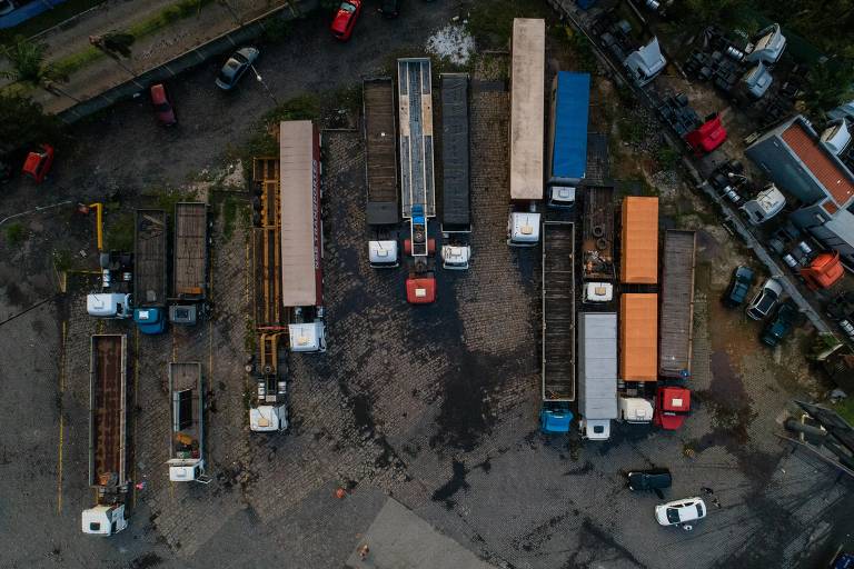 Imagem aérea de caminhões em um posto de gasolina