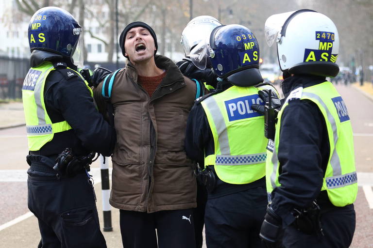 Londres prende centenas de manifestantes contra restrições da Covid por violarem restrições da Covid