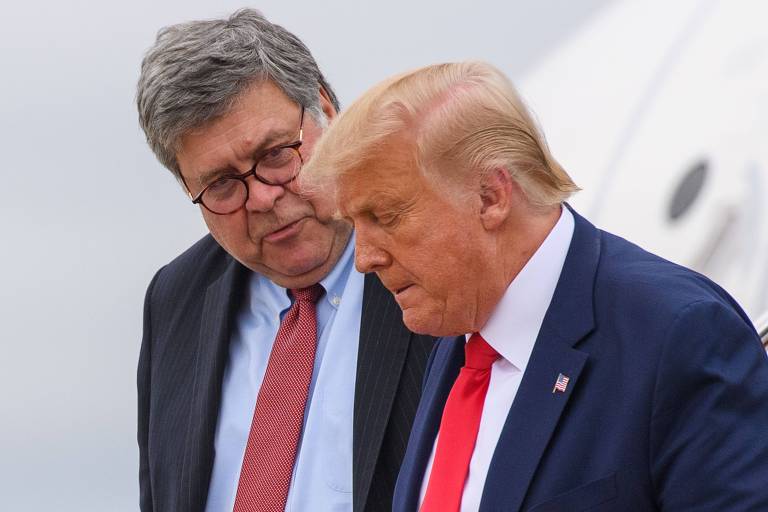 O secretário de Justiça dos EUA, William Barr, e o presidente Donald Trump conversam ao desembarcarem do Air Force One 