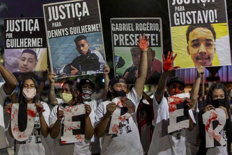 Familiares dos nove jovens mortos em ação policial na saída do baile funk da DZ7, na favela de Paraisópolis, em SP, protestam na frente do Palácio dos Bandeirantes contra a impunidade dos PMs envolvidos no caso