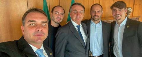 O presidente Jair Bolsonaro com os filhos, Flavio, Carlos, Eduardo e Renan. Foto @BolsonaroSP no Twitter.