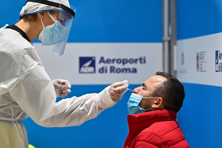 Passageiro é testado para Covid-19 no aeroporto de Roma em dezembro do ano passado.
