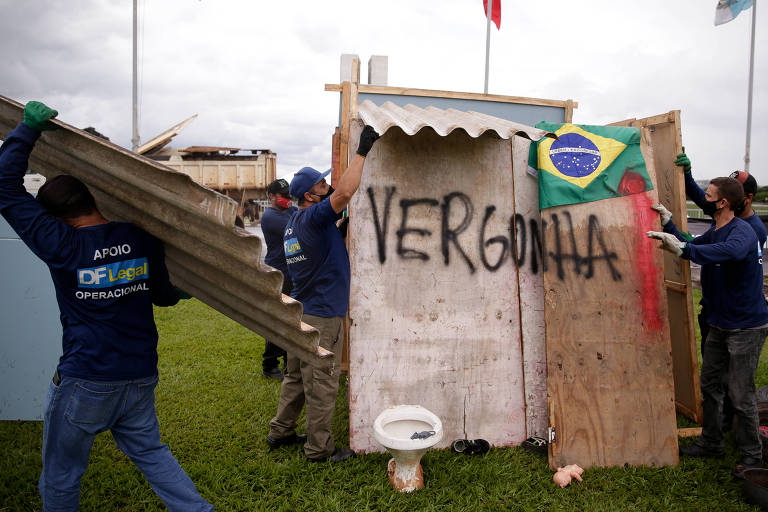 Funcionários da Secretaria DF Legal removem barraco montado na Esplanada dos Ministérios como protesto contra fim do auxílio emergencial 