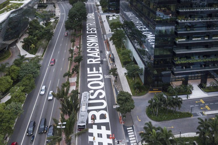 Protesto antirracista em frente ao escritório do Google, em São Paulo; coletivo de artistas pinta ruas da cidade desde o assassinato no Carrefour, em Porto Alegre (RS)