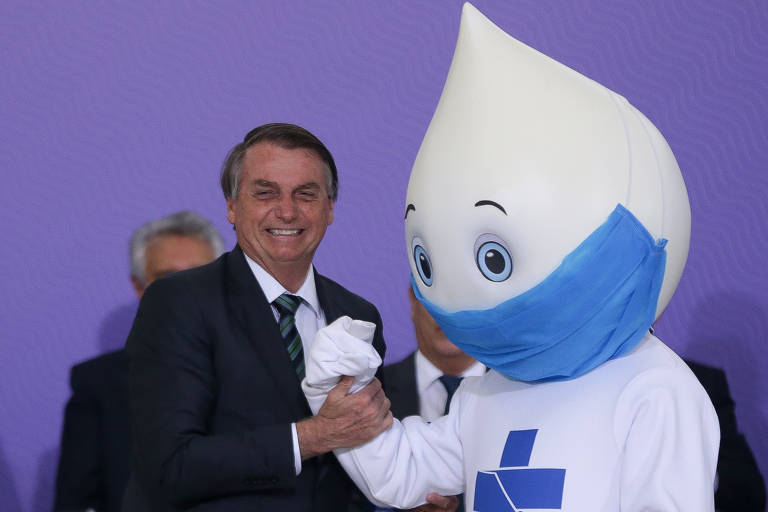 O presidente Jair Bolsonaro e o personagem Zé Gotinha durante lançamento da plano nacional de vacinação contra a Covid-19, no Palácio do Planalto